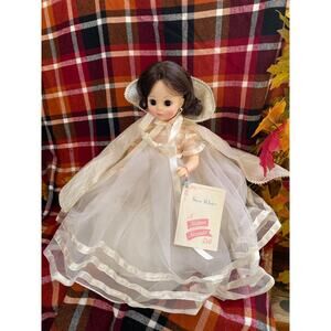 Vintage Madame Alexander 14" Snow White Doll #1555 w/ tag & Box 1980s White Gown